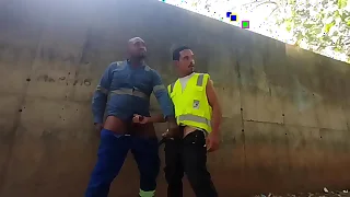 Trabalhadores transando escondido atrás da obra no horário de trabalho